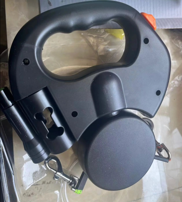 Dual retractable dog leash